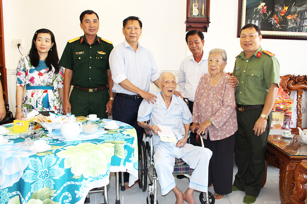 Phó Chủ tịch UBND tỉnh An Giang Trần Anh Thư thăm, chúc Tết tại huyện Thoại Sơn