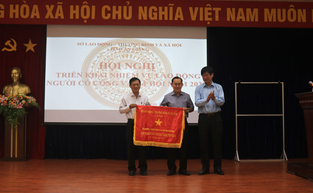 Sở Lao động – Thương binh và Xã hội An Giang nhận Cờ thi đua của Bộ Lao động – Thương binh và Xã hội