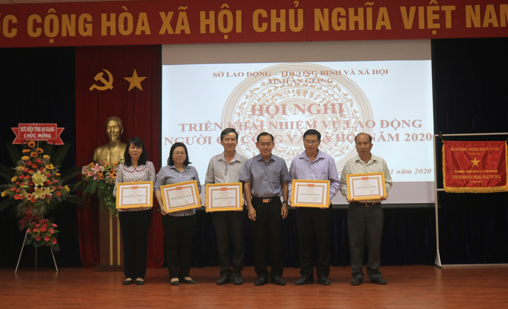 Sở Lao động – Thương binh và Xã hội An Giang nhận Cờ thi đua của Bộ Lao động – Thương binh và Xã hội