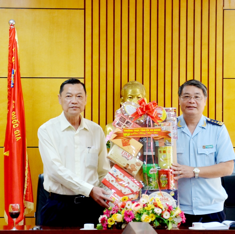 Phó Bí thư Thường trực Tỉnh ủy Võ Anh Kiệt chúc Tết lực lượng vũ trang đóng quân trên địa bàn huyện An Phú