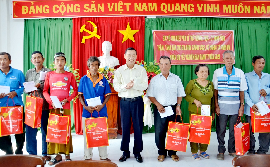 Phó Bí thư Thường trực Tỉnh ủy Võ Anh Kiệt chúc Tết lực lượng vũ trang đóng quân trên địa bàn huyện An Phú