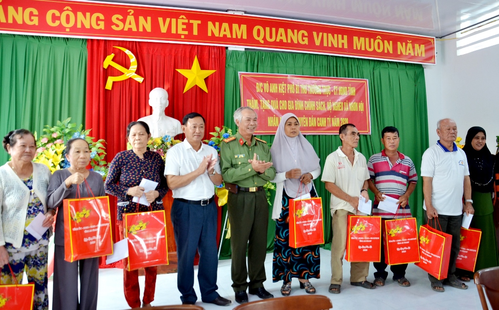 Phó Bí thư Thường trực Tỉnh ủy Võ Anh Kiệt chúc Tết lực lượng vũ trang đóng quân trên địa bàn huyện An Phú