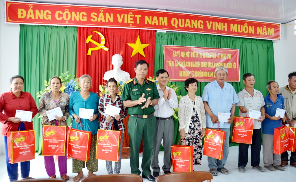 Phó Bí thư Thường trực Tỉnh ủy Võ Anh Kiệt chúc Tết lực lượng vũ trang đóng quân trên địa bàn huyện An Phú