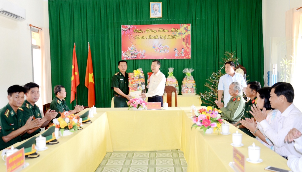 Phó Bí thư Thường trực Tỉnh ủy Võ Anh Kiệt chúc Tết lực lượng vũ trang đóng quân trên địa bàn huyện An Phú