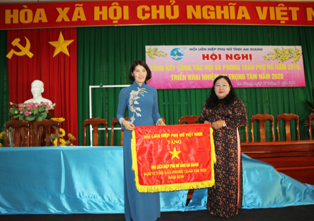 Hội Liên hiệp Phụ nữ tỉnh An Giang đón nhận Cờ thi đua xuất sắc của Trung ương hội
