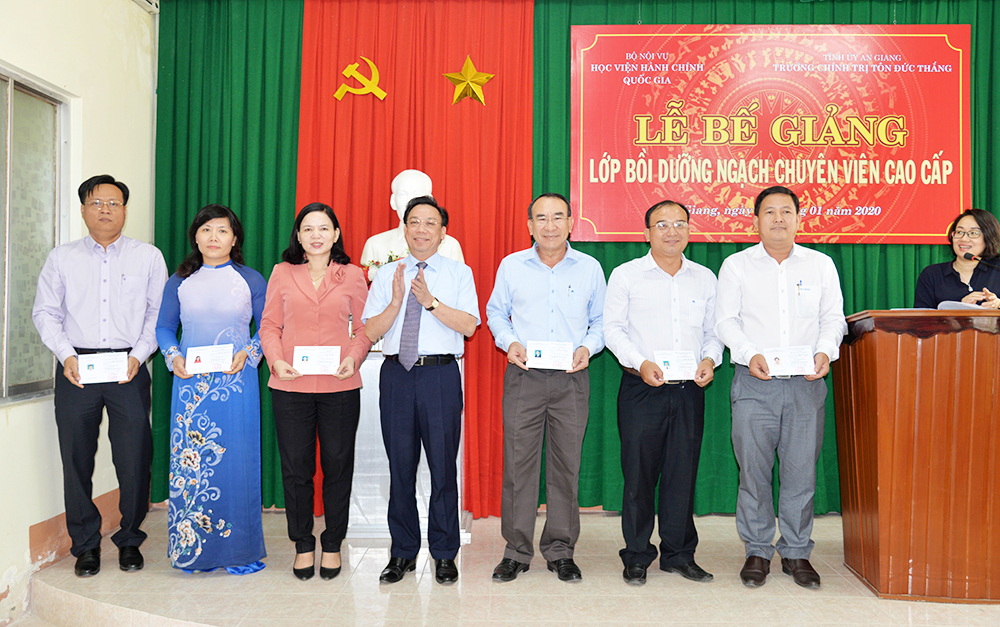 Bế giảng Lớp bồi dưỡng ngạch chuyên viên cao cấp