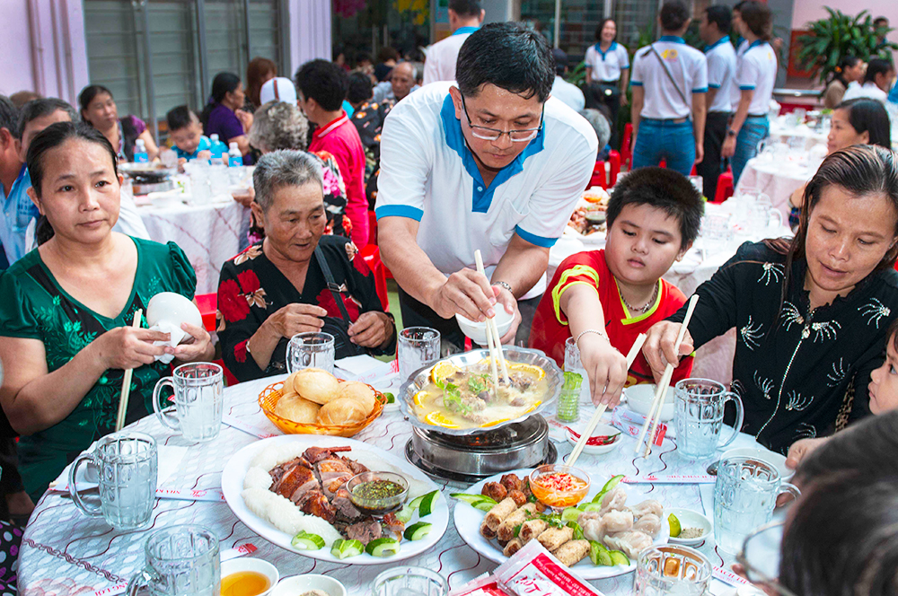 Họp mặt, tặng quà người bán vé số dạo nhân dịp Tết Nguyên đán Canh Tý 2020