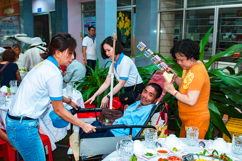 Họp mặt, tặng quà người bán vé số dạo nhân dịp Tết Nguyên đán Canh Tý 2020