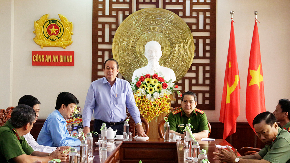 Chủ tịch UBND tỉnh An Giang Nguyễn Thanh Bình thăm, chúc Tết lực lượng công an