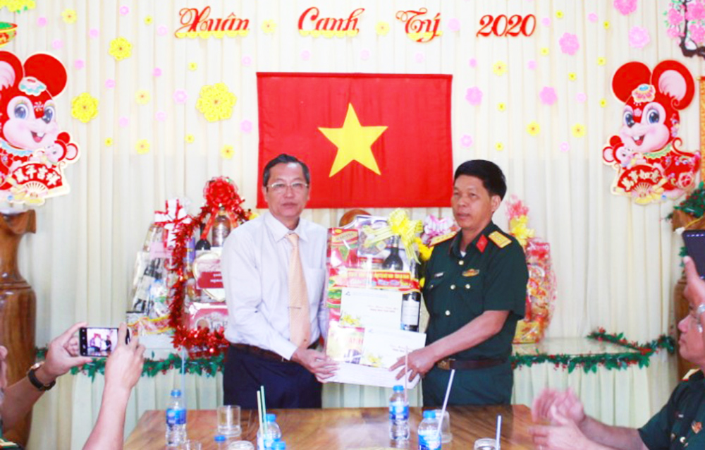Phó Chủ tịch UBND tỉnh An Giang Lê Văn Nưng chúc Tết lực lượng vũ trang ở Tịnh Biên và tặng quà người nghèo Tri Tôn
