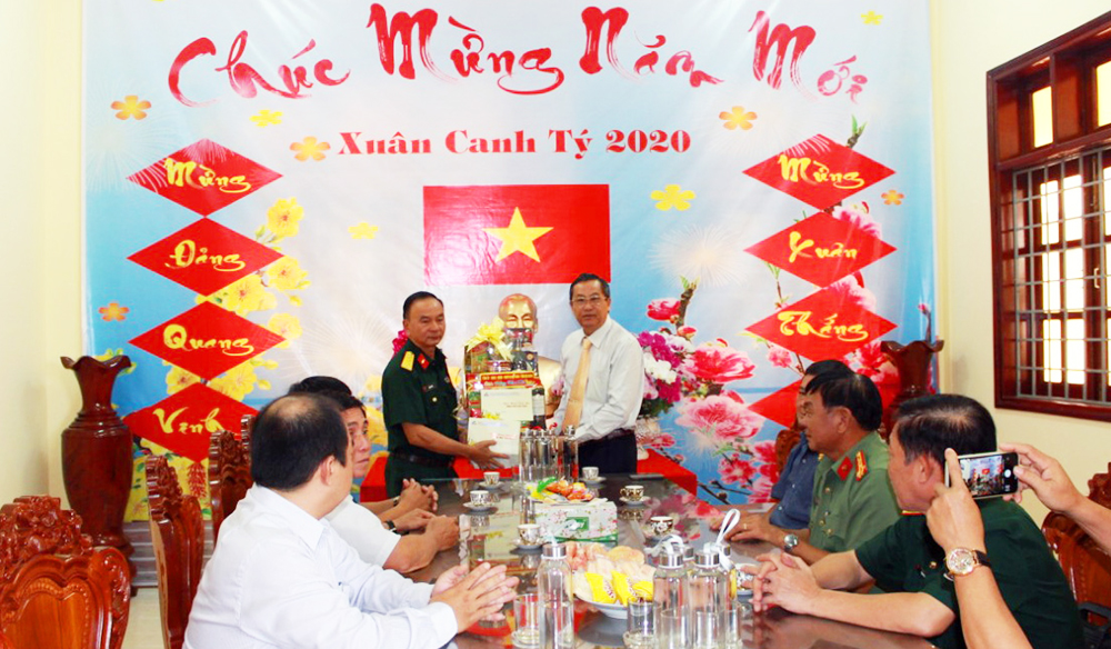 Phó Chủ tịch UBND tỉnh An Giang Lê Văn Nưng chúc Tết lực lượng vũ trang ở Tịnh Biên và tặng quà người nghèo Tri Tôn