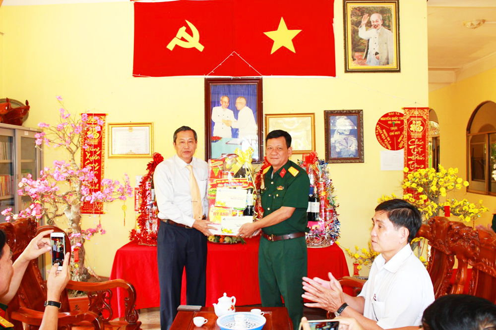 Phó Chủ tịch UBND tỉnh An Giang Lê Văn Nưng chúc Tết lực lượng vũ trang ở Tịnh Biên và tặng quà người nghèo Tri Tôn