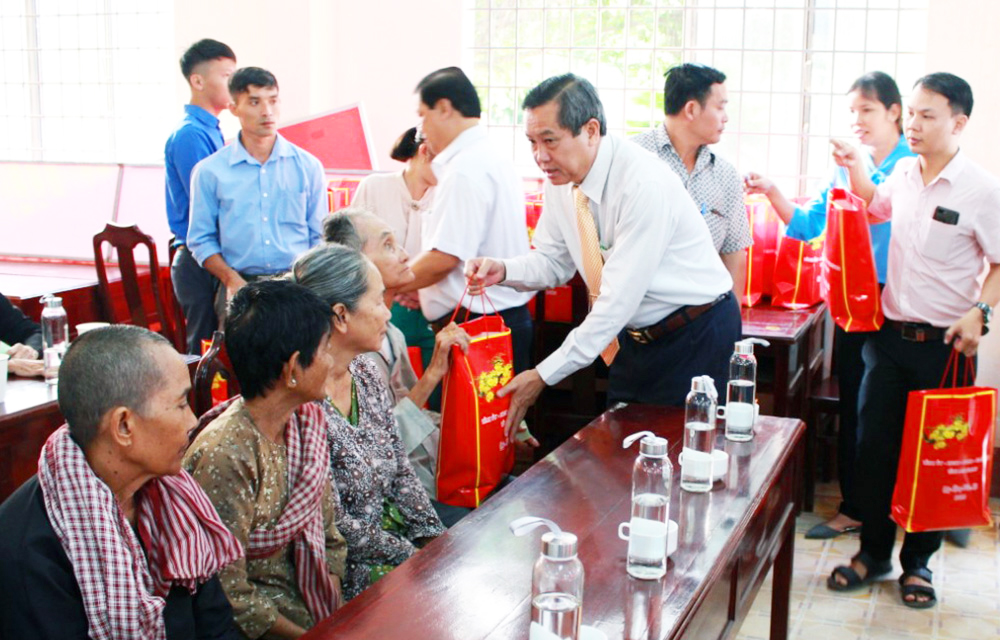 Phó Chủ tịch UBND tỉnh An Giang Lê Văn Nưng chúc Tết lực lượng vũ trang ở Tịnh Biên và tặng quà người nghèo Tri Tôn
