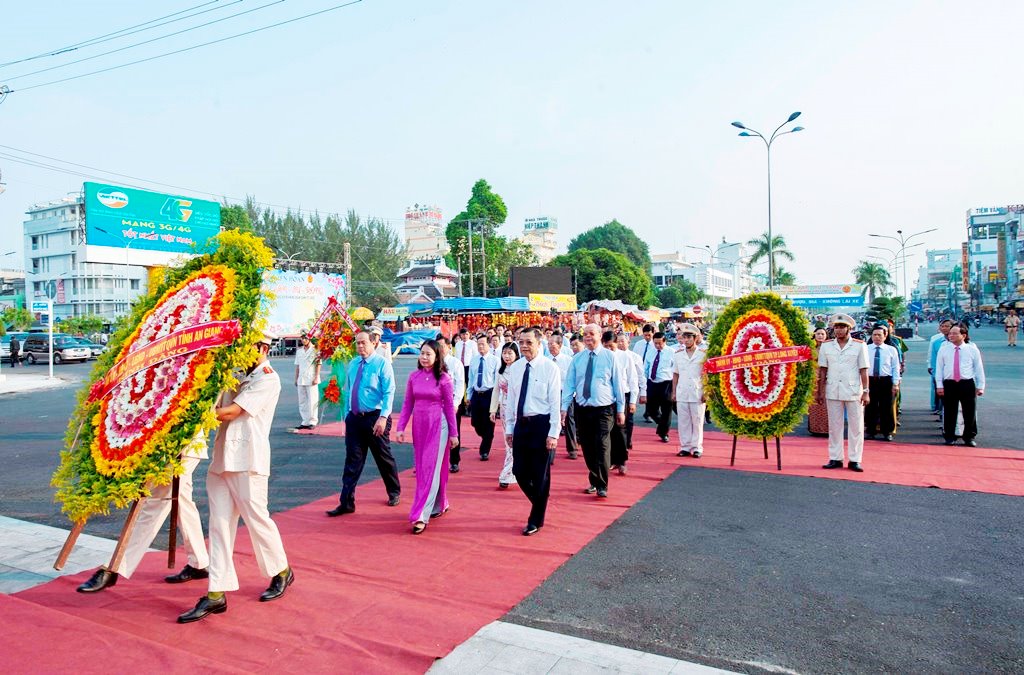 Tỉnh ủy, HĐND, UBND, UBMTTQ Việt Nam tỉnh An Giang viếng Nghĩa trang liệt sĩ tỉnh nhân dịp Tết Nguyên đán Canh Tý 2020