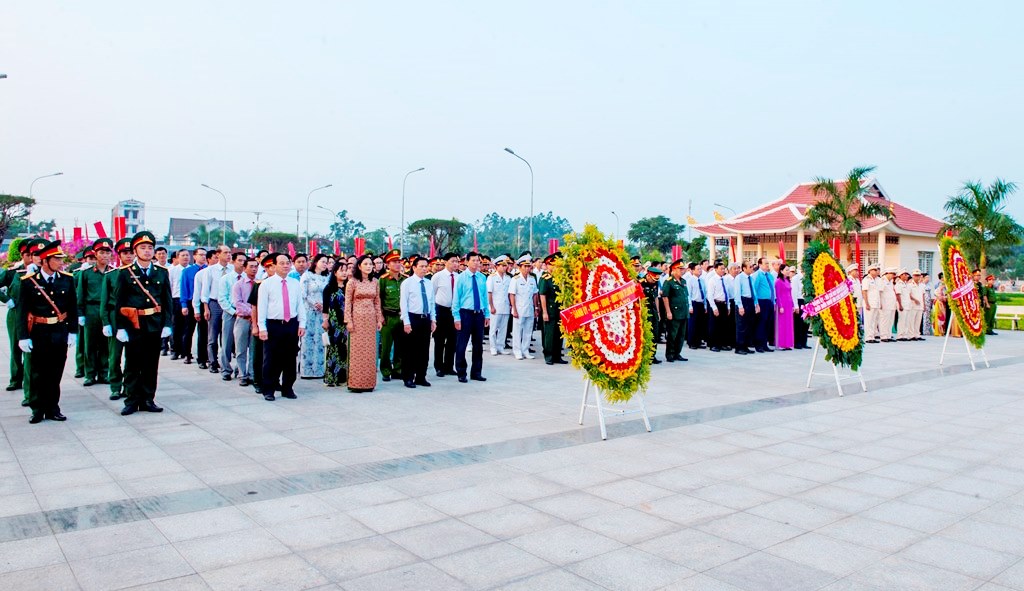 Tỉnh ủy, HĐND, UBND, UBMTTQ Việt Nam tỉnh An Giang viếng Nghĩa trang liệt sĩ tỉnh nhân dịp Tết Nguyên đán Canh Tý 2020