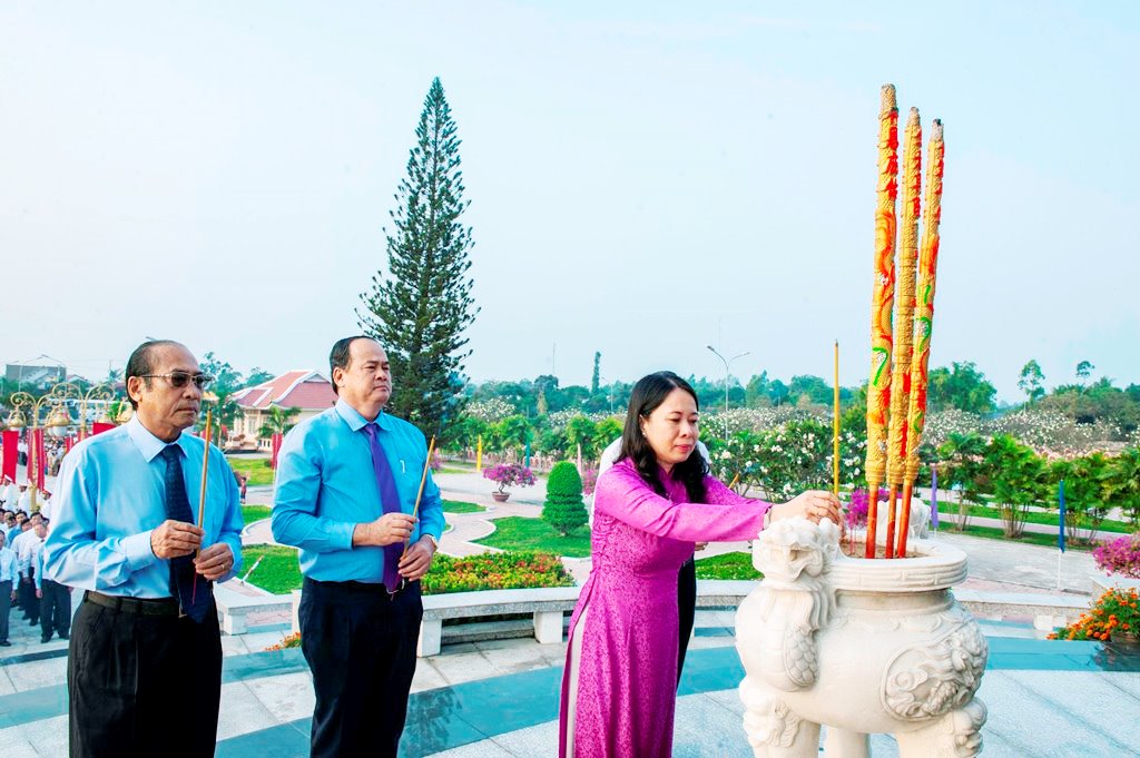 Tỉnh ủy, HĐND, UBND, UBMTTQ Việt Nam tỉnh An Giang viếng Nghĩa trang liệt sĩ tỉnh nhân dịp Tết Nguyên đán Canh Tý 2020