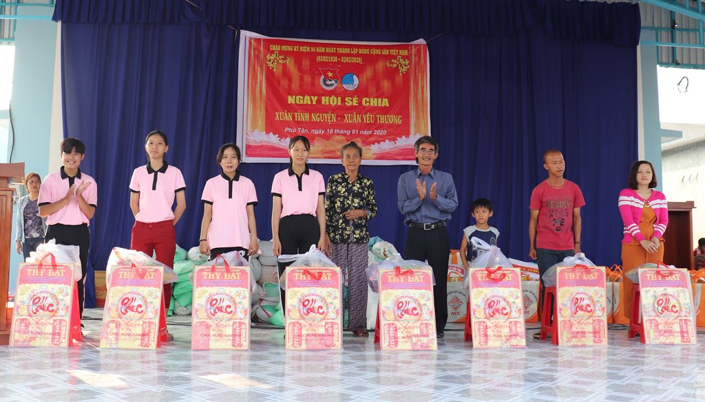 Phú Tân ấm áp “Ngày hội sẻ chia”