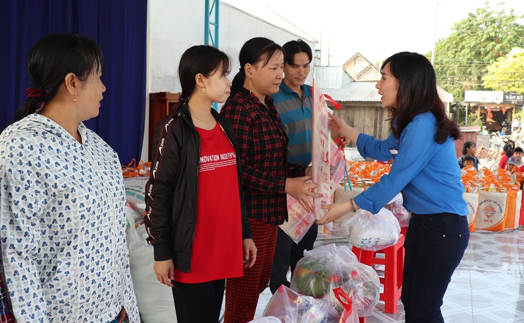 Phú Tân ấm áp “Ngày hội sẻ chia”