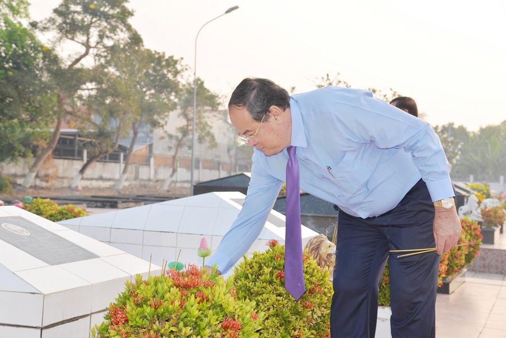 Tỉnh ủy, HĐND, UBND, UBMTTQ Việt Nam tỉnh An Giang viếng Nghĩa trang liệt sĩ tỉnh nhân dịp Tết Nguyên đán Canh Tý 2020