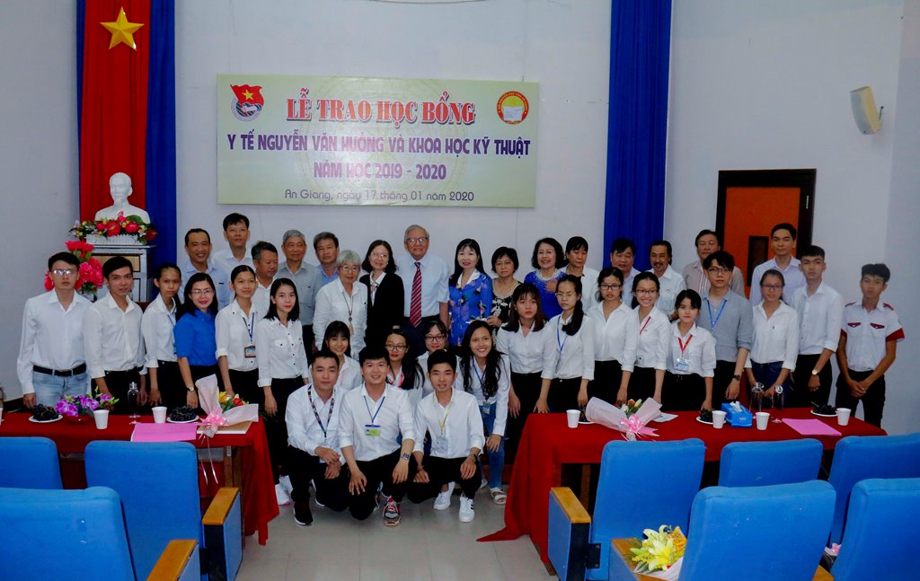 Trao học bổng Y tế Nguyễn Văn Hưởng và Khoa học kỹ thuật năm học 2019 - 2020