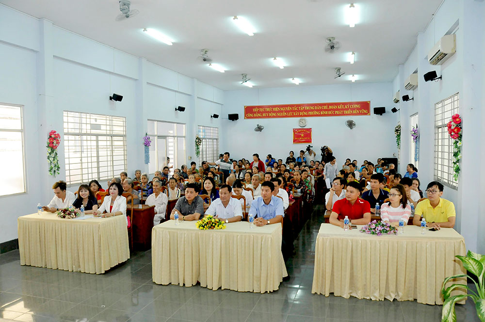 Hộ nghèo, cận nghèo, khó khăn phường Bình Đức được nhận quà Tết Canh Tý 2020