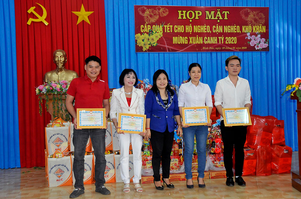 Hộ nghèo, cận nghèo, khó khăn phường Bình Đức được nhận quà Tết Canh Tý 2020