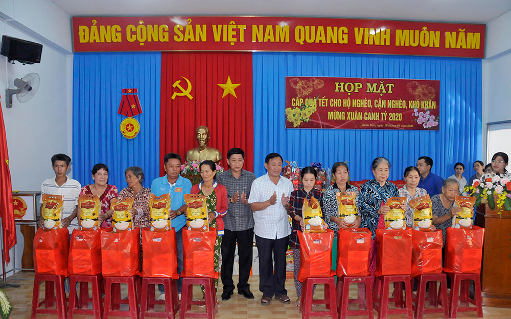 Hộ nghèo, cận nghèo, khó khăn phường Bình Đức được nhận quà Tết Canh Tý 2020