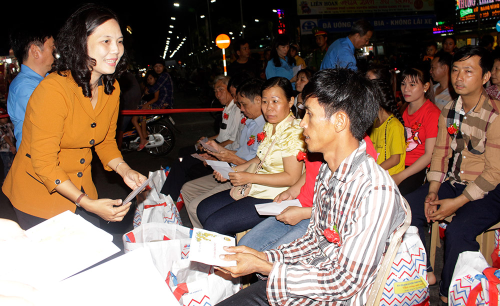 Liên đoàn Lao động TP. Long Xuyên trao 200 phần quà Tết cho đoàn viên có hoàn cảnh khó khăn