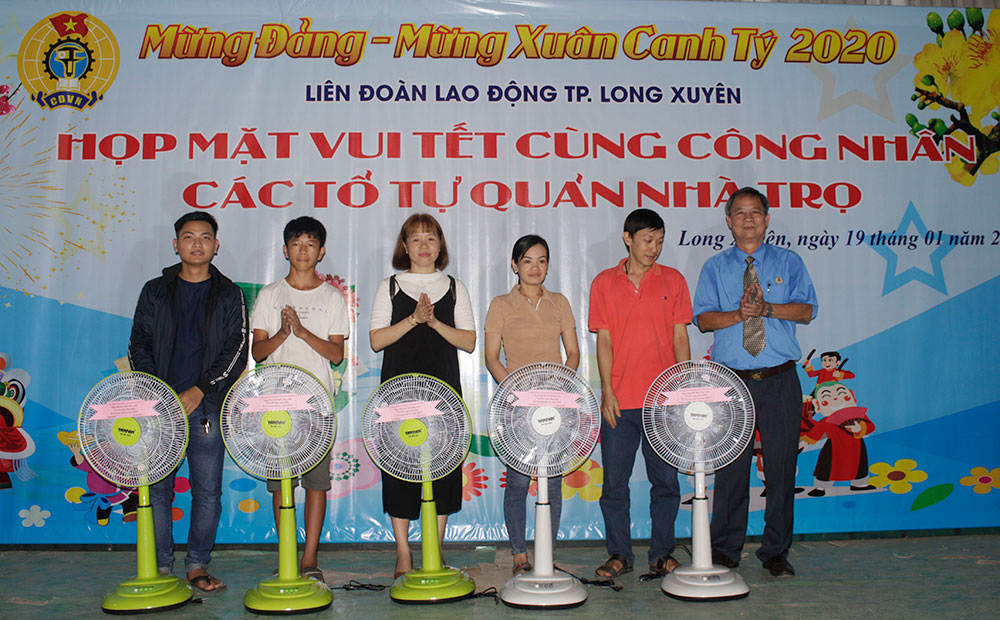 Liên đoàn Lao động TP. Long Xuyên tổ chức vui Tết cùng công nhân “Tổ tự quản nhà trọ”