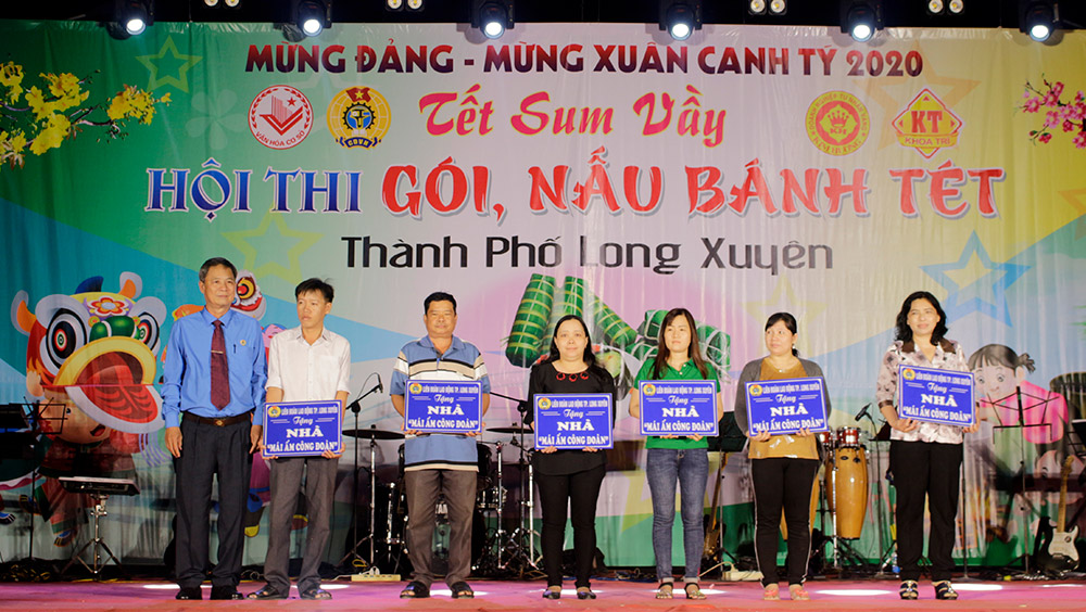 Liên đoàn Lao động TP. Long Xuyên trao 200 phần quà Tết cho đoàn viên có hoàn cảnh khó khăn