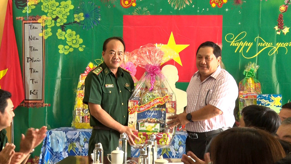 Lãnh đạo huyện Phú Tân chúc Tết Đồn Biên phòng Cửa khẩu Phú Hội và Vĩnh Hội Đông