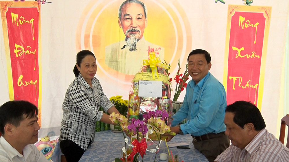 Lãnh đạo huyện Phú Tân chúc Tết Đồn Biên phòng Cửa khẩu Phú Hội và Vĩnh Hội Đông