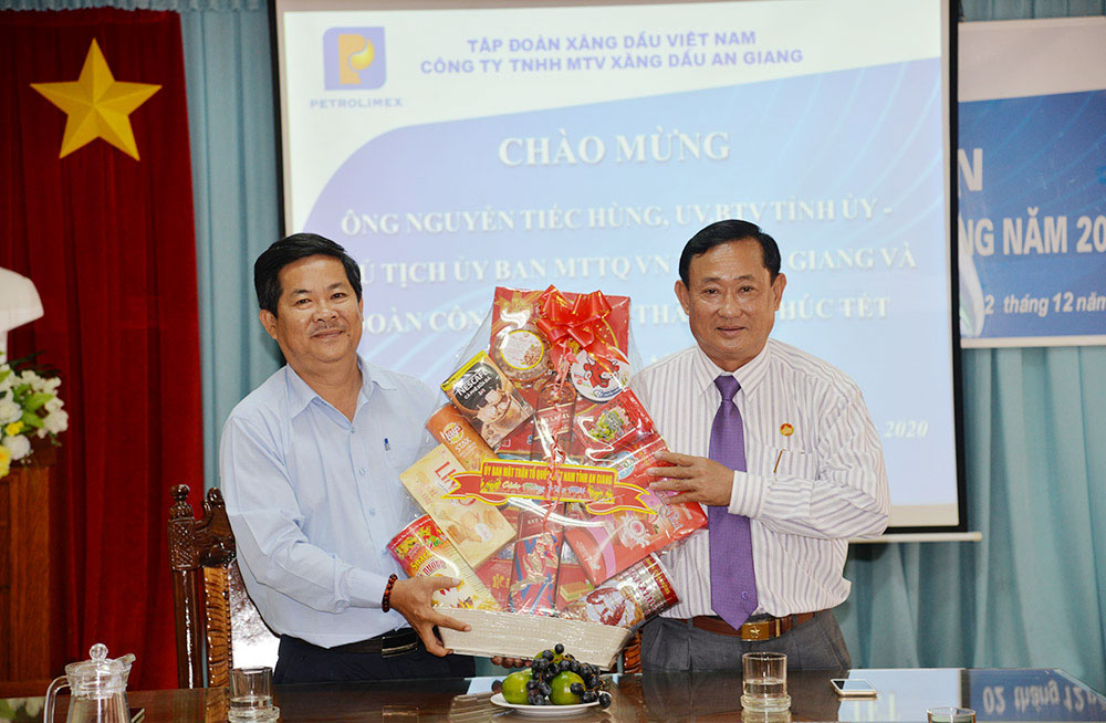 Chủ tịch UBMTTQ Việt Nam tỉnh An Giang Nguyễn Tiếc Hùng chúc Tết các doanh nghiệp thực hiện hoạt động an sinh xã hội tiêu biểu