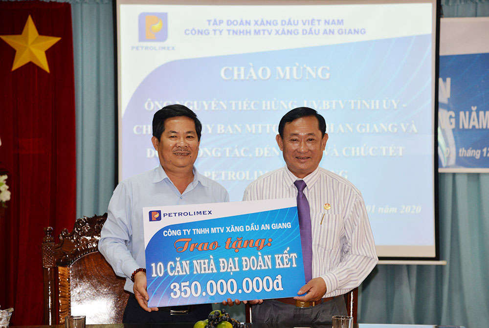Chủ tịch UBMTTQ Việt Nam tỉnh An Giang Nguyễn Tiếc Hùng chúc Tết các doanh nghiệp thực hiện hoạt động an sinh xã hội tiêu biểu