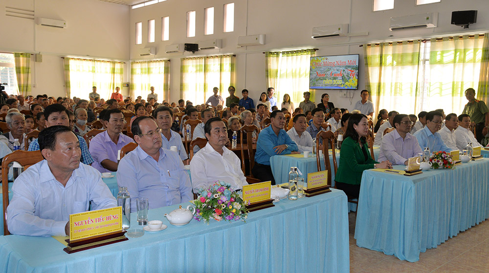 Trưởng ban Tổ chức Trung ương Phạm Minh Chính thăm, tặng quà Tết hộ nghèo và hộ gia đình chính sách huyện Châu Thành
