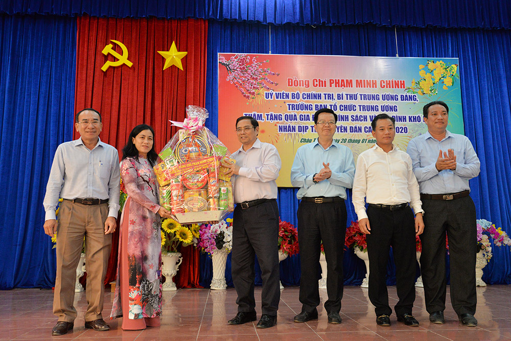 Trưởng ban Tổ chức Trung ương Phạm Minh Chính thăm, tặng quà Tết hộ nghèo và hộ gia đình chính sách huyện Châu Thành