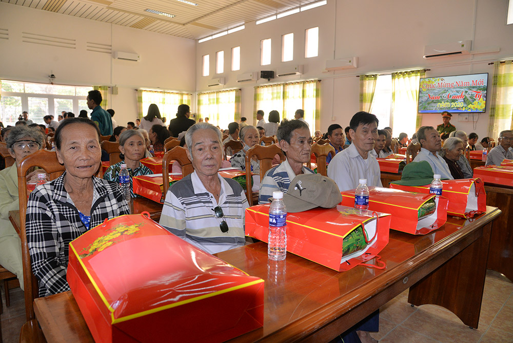Trưởng ban Tổ chức Trung ương Phạm Minh Chính thăm, tặng quà Tết hộ nghèo và hộ gia đình chính sách huyện Châu Thành