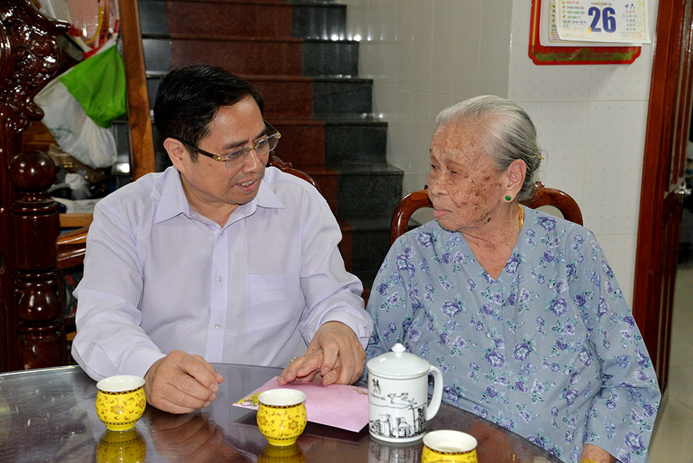 Trưởng ban Tổ chức Trung ương Phạm Minh Chính thăm, tặng quà Tết hộ nghèo và hộ gia đình chính sách huyện Châu Thành