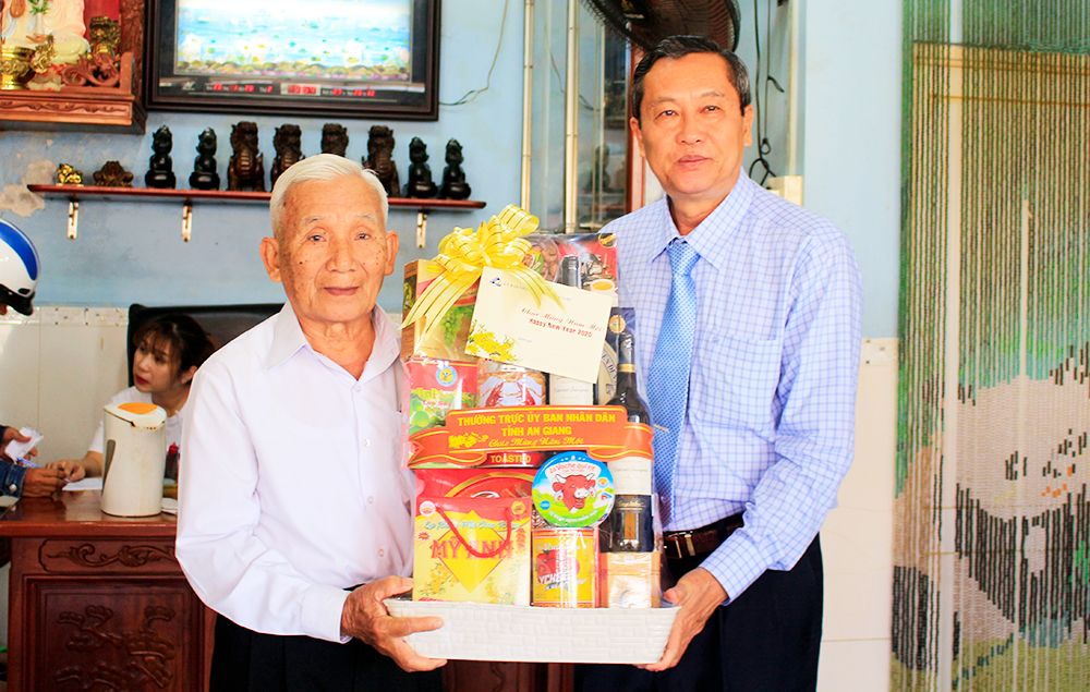 Phó Chủ tịch UBND tỉnh An Giang Lê Văn Nưng chúc Tết đơn vị, doanh nghiệp