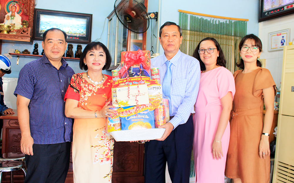 Phó Chủ tịch UBND tỉnh An Giang Lê Văn Nưng chúc Tết đơn vị, doanh nghiệp