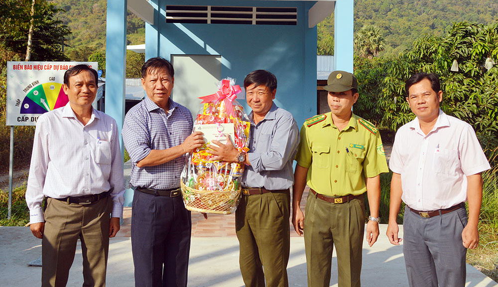 Phó Chủ tịch UBND tỉnh An Giang Trần Anh Thư kiểm tra tình hình sản xuất nông nghiệp và phòng, chống cháy rừng