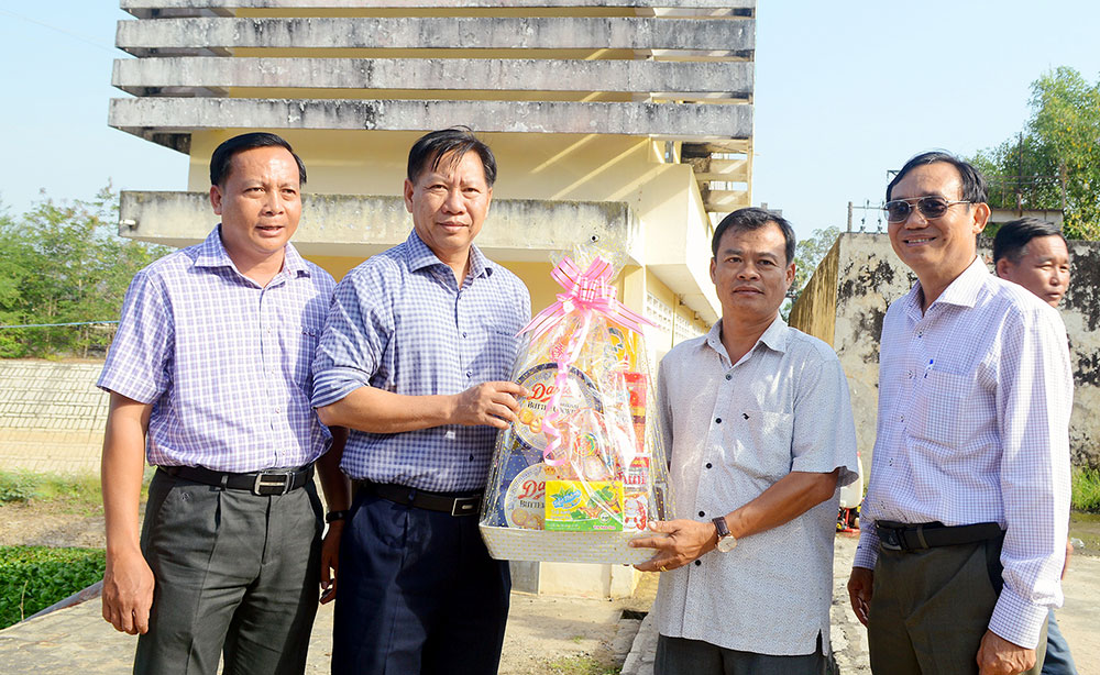 Phó Chủ tịch UBND tỉnh An Giang Trần Anh Thư kiểm tra tình hình sản xuất nông nghiệp và phòng, chống cháy rừng