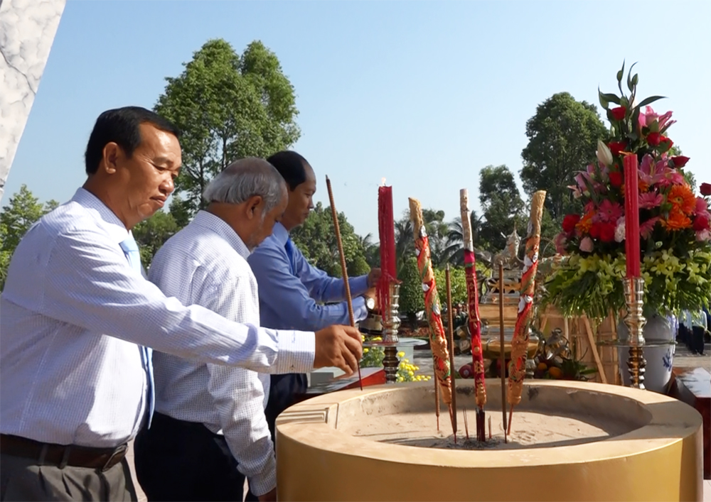 Lãnh đạo huyện Châu Phú viếng Nghĩa trang liệt sĩ huyện nhân dịp Tết Nguyên đán Canh Tý 2020