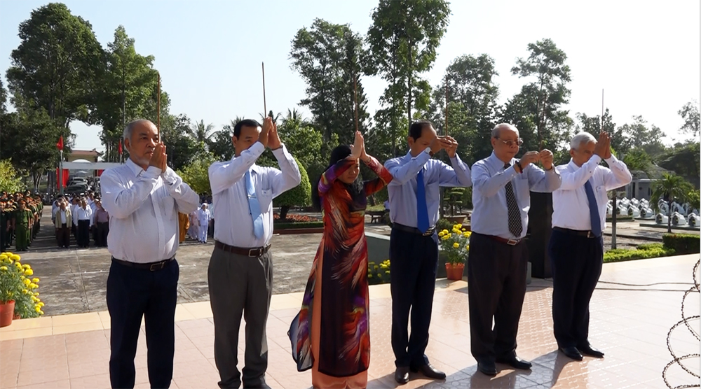 Lãnh đạo huyện Châu Phú viếng Nghĩa trang liệt sĩ huyện nhân dịp Tết Nguyên đán Canh Tý 2020