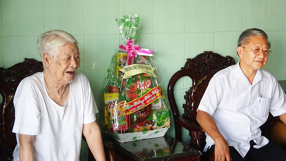Chúc Tết cụ ông 107 tuổi ở Tri Tôn