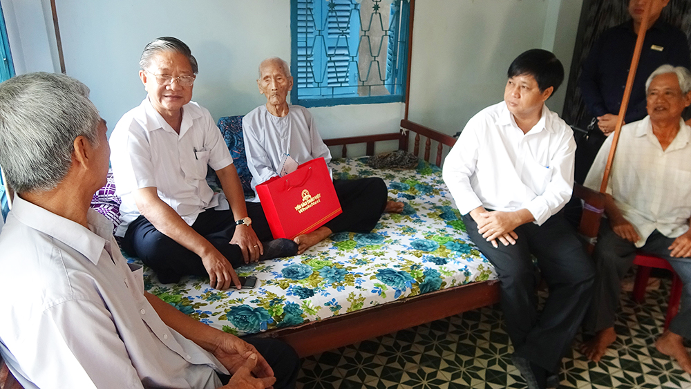 Chúc Tết cụ ông 107 tuổi ở Tri Tôn