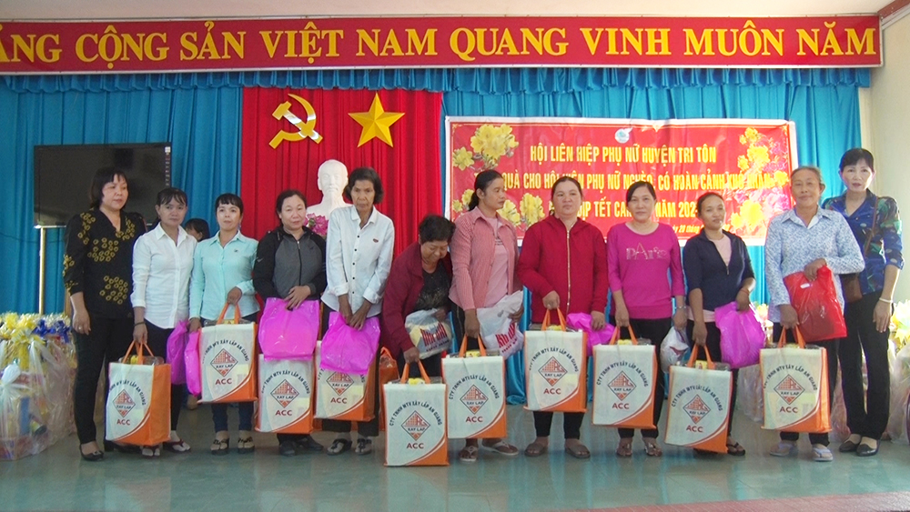 Thêm hơn 300 phần quà Tết cho người nghèo Tri Tôn