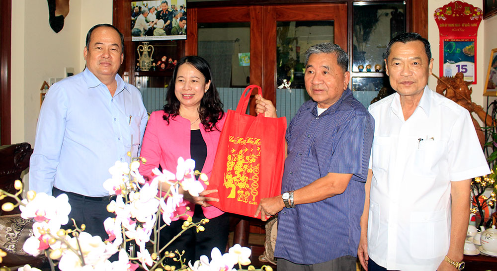 Lãnh đạo tỉnh An Giang thăm, chúc Tết các đồng chí nguyên Bí thư Tỉnh ủy