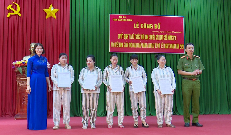 Trại giam Định Thành tổ chức lễ công bố quyết định tha tù trước thời hạn