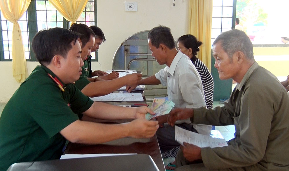 Chi trả chế độ cho người có công trước Tết